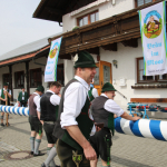 Maibaum-Burgkirchen-aufstellen-2023IMG_0456