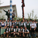 Maibaum-Burgkirchen-aufstellen-2023IMG_1019