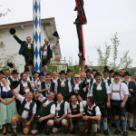 Maibaum-Burgkirchen-aufstellen-2023IMG_1022